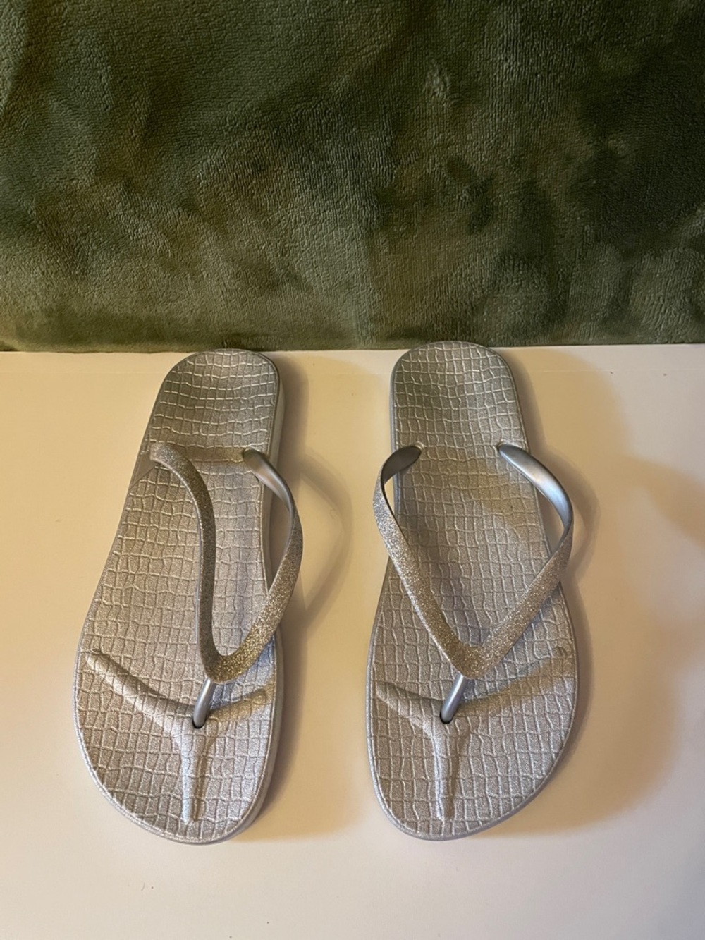 Source Unknown Metallic Silver Women's Flip Sandals